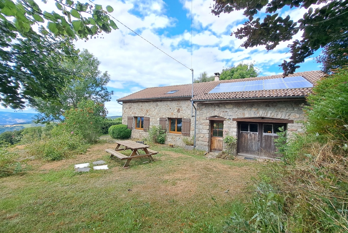 Maison en pierre avec vue panoramique sur le Forez – 4494 m² de terrain à Ambert 