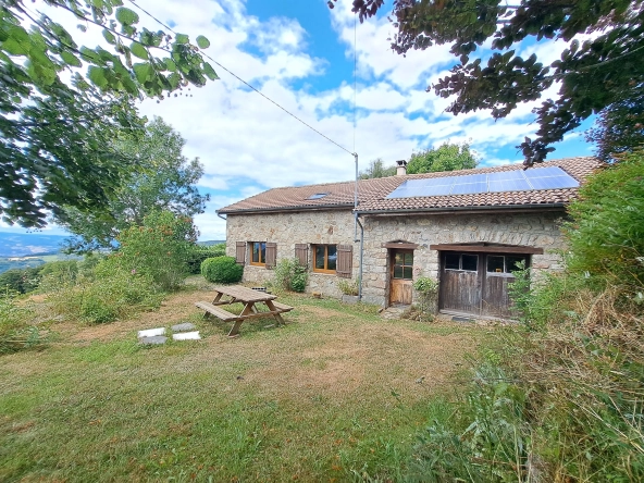 Maison en pierre avec vue panoramique sur le Forez – 4494 m² de terrain à Ambert
