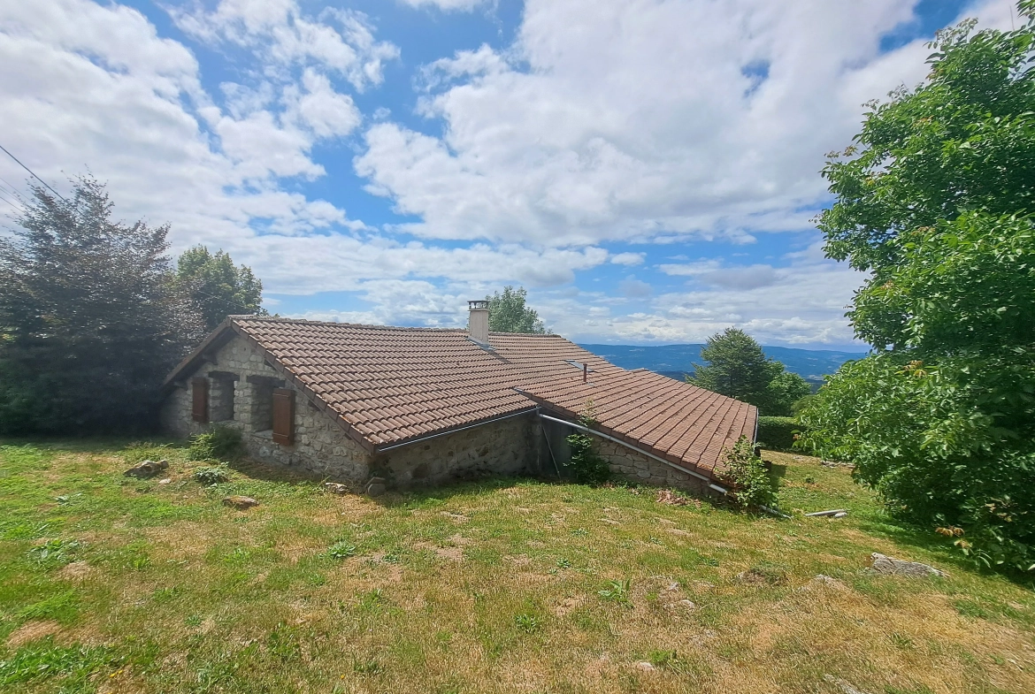 Maison en pierre avec vue panoramique sur le Forez – 4494 m² de terrain à Ambert 