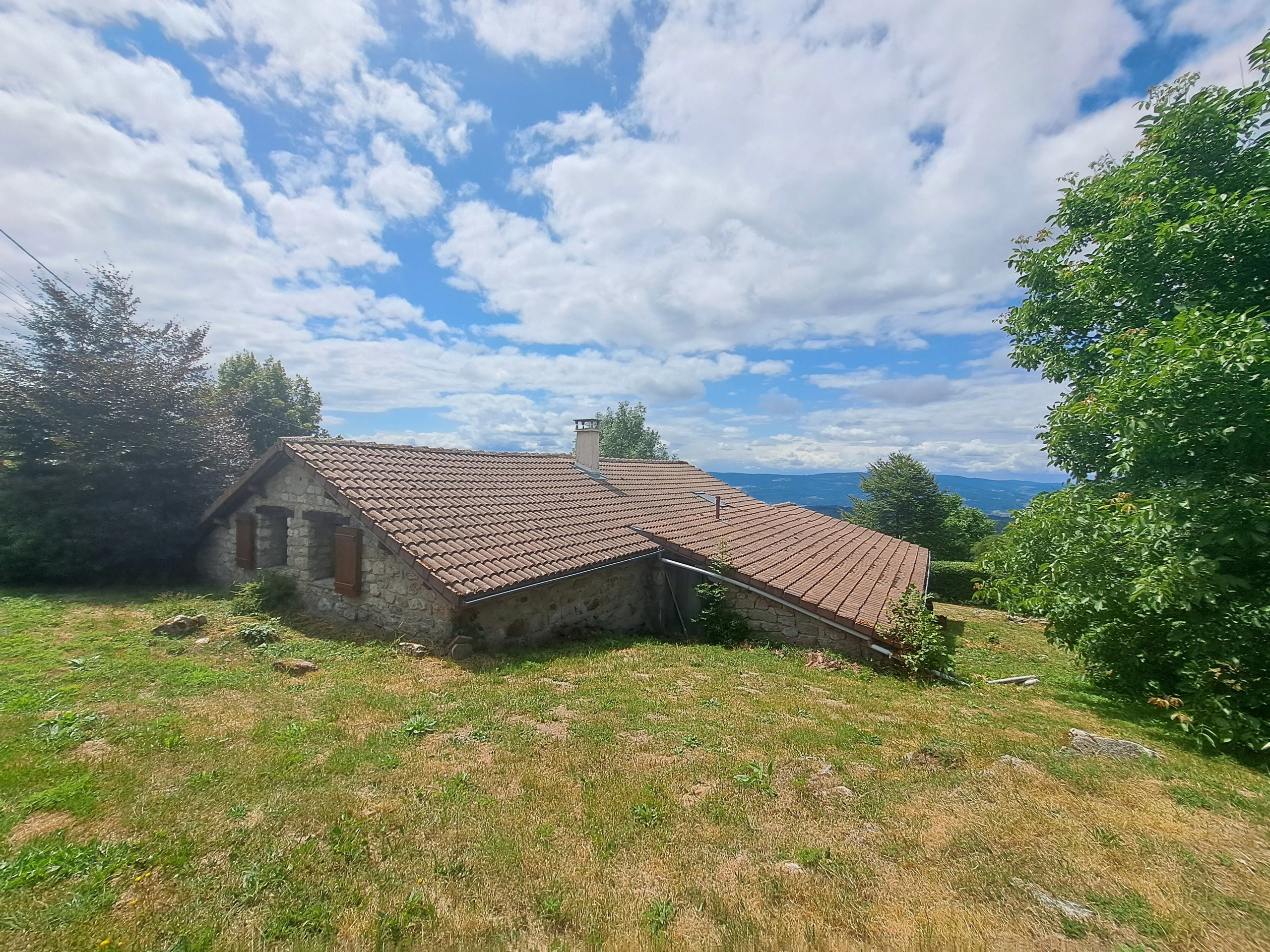 Maison en pierre avec vue panoramique sur le Forez – 4494 m² de terrain à Ambert 