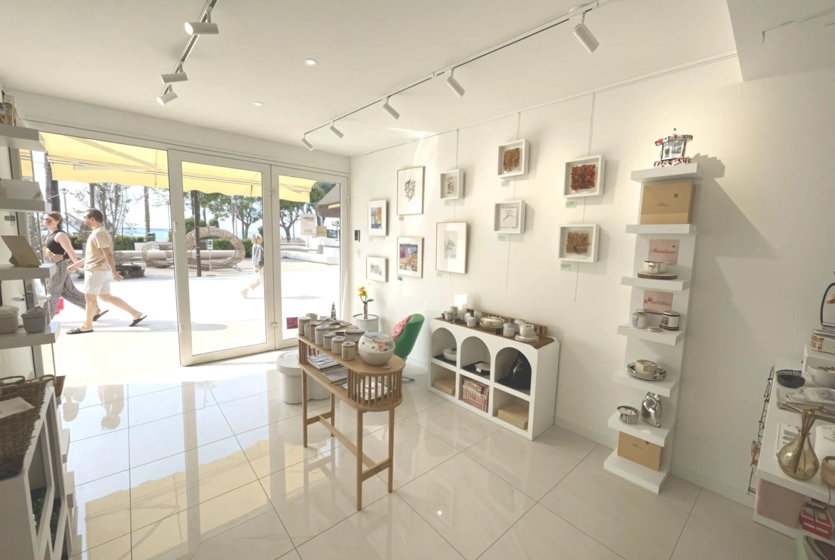 Local commercial rénové à vendre à Bandol en centre-ville, emplacement privilégié 