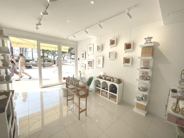 Local commercial rénové à vendre à Bandol en centre-ville, emplacement privilégié