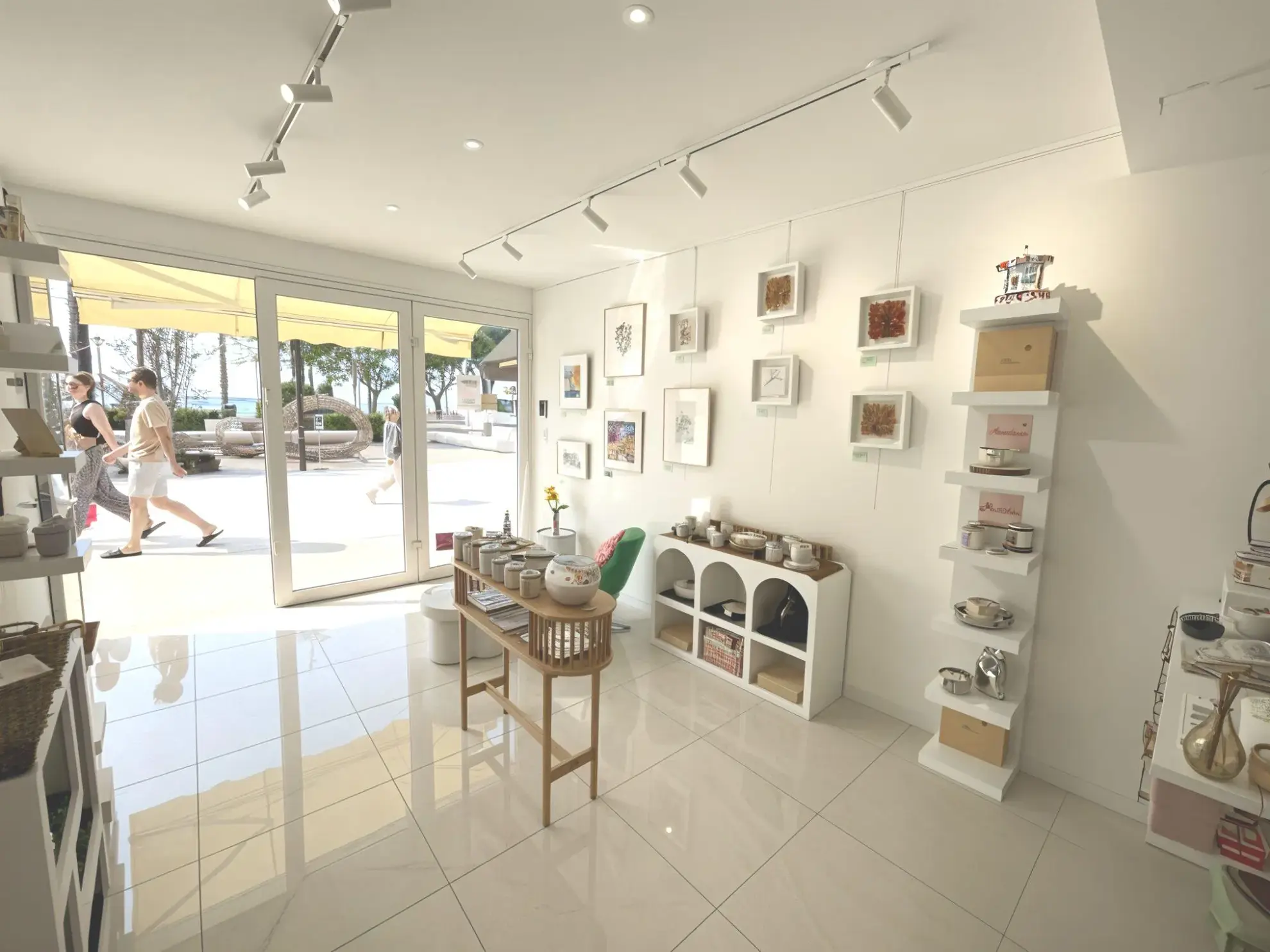 Local commercial rénové à vendre à Bandol en centre-ville, emplacement privilégié 