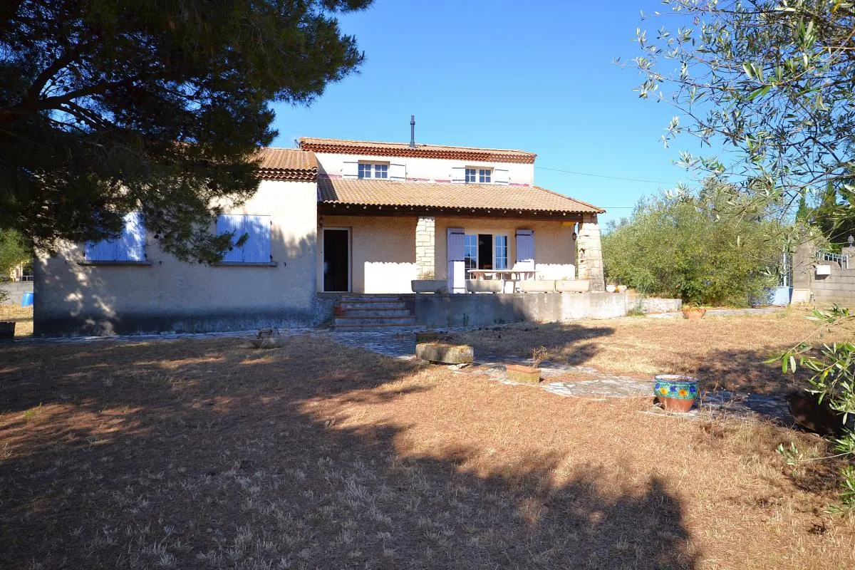 Villa de plain-pied avec grand terrain piscinable à Ledenon proche Nîmes 