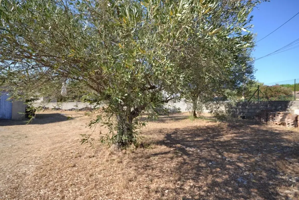 Villa de plain-pied avec grand terrain piscinable à Ledenon proche Nîmes 
