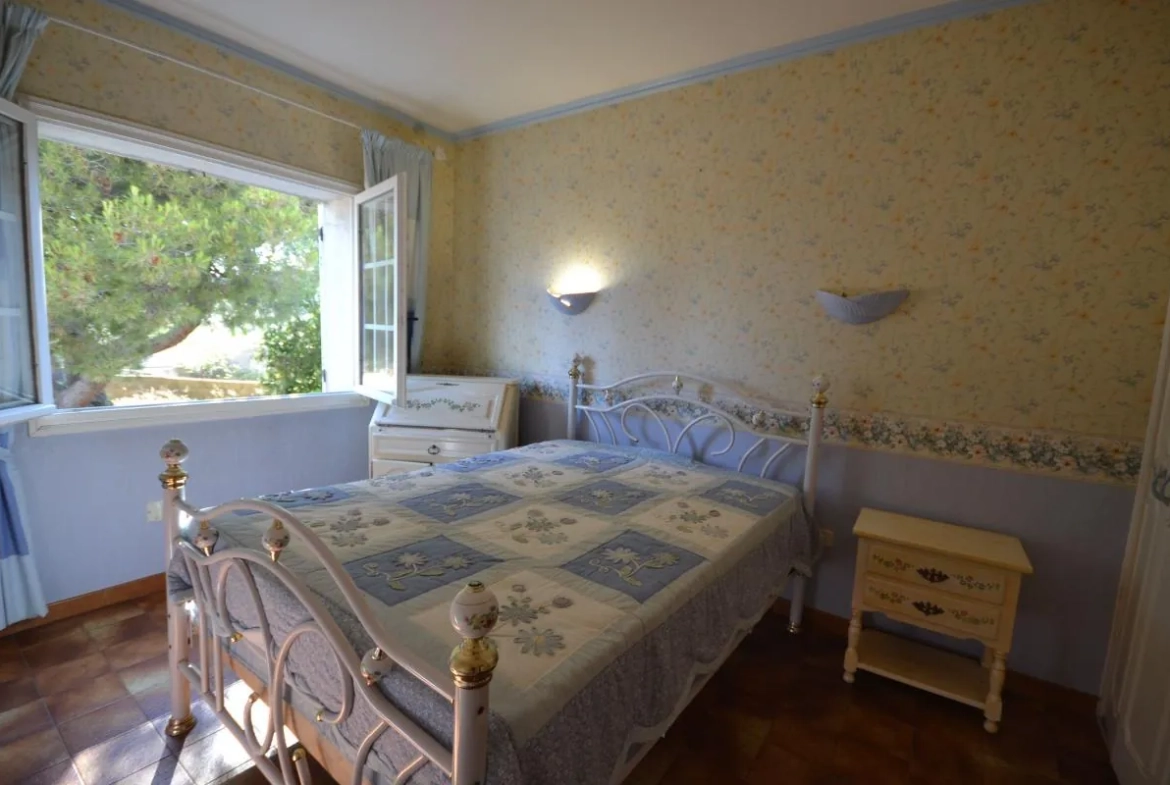 Villa de plain-pied avec grand terrain piscinable à Ledenon proche Nîmes 