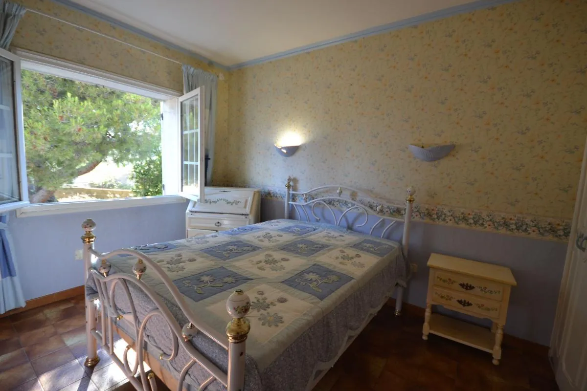 Villa de plain-pied avec grand terrain piscinable à Ledenon proche Nîmes 
