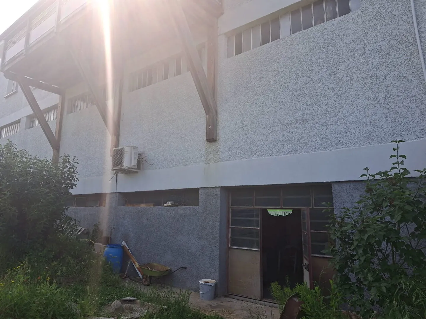 Dépôt de 265 m² à Saint Ferreol d'Aurore, idéal artisan avec accès voiture 