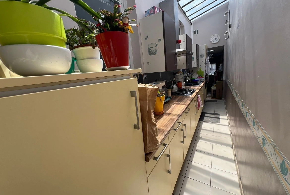 Maison de ville à Ailly-sur-Noye proche centre, 3 chambres, rénovée, sans gros travaux 
