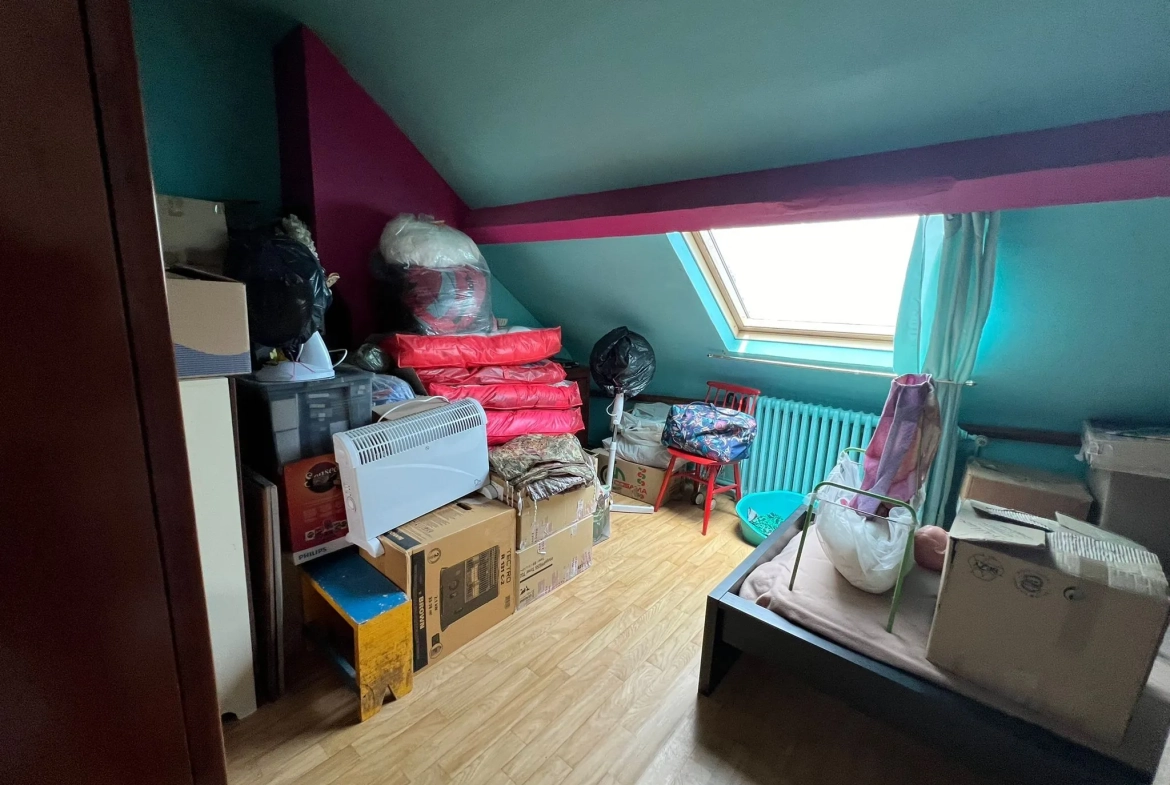 Maison de ville à Ailly-sur-Noye proche centre, 3 chambres, rénovée, sans gros travaux 
