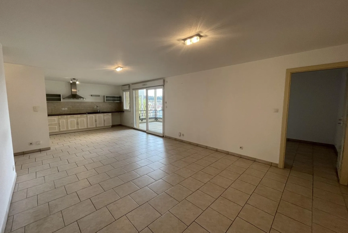 Appartement T5 avec terrasse, garage et ascenseur à Golbey - Prix 218 000 € 