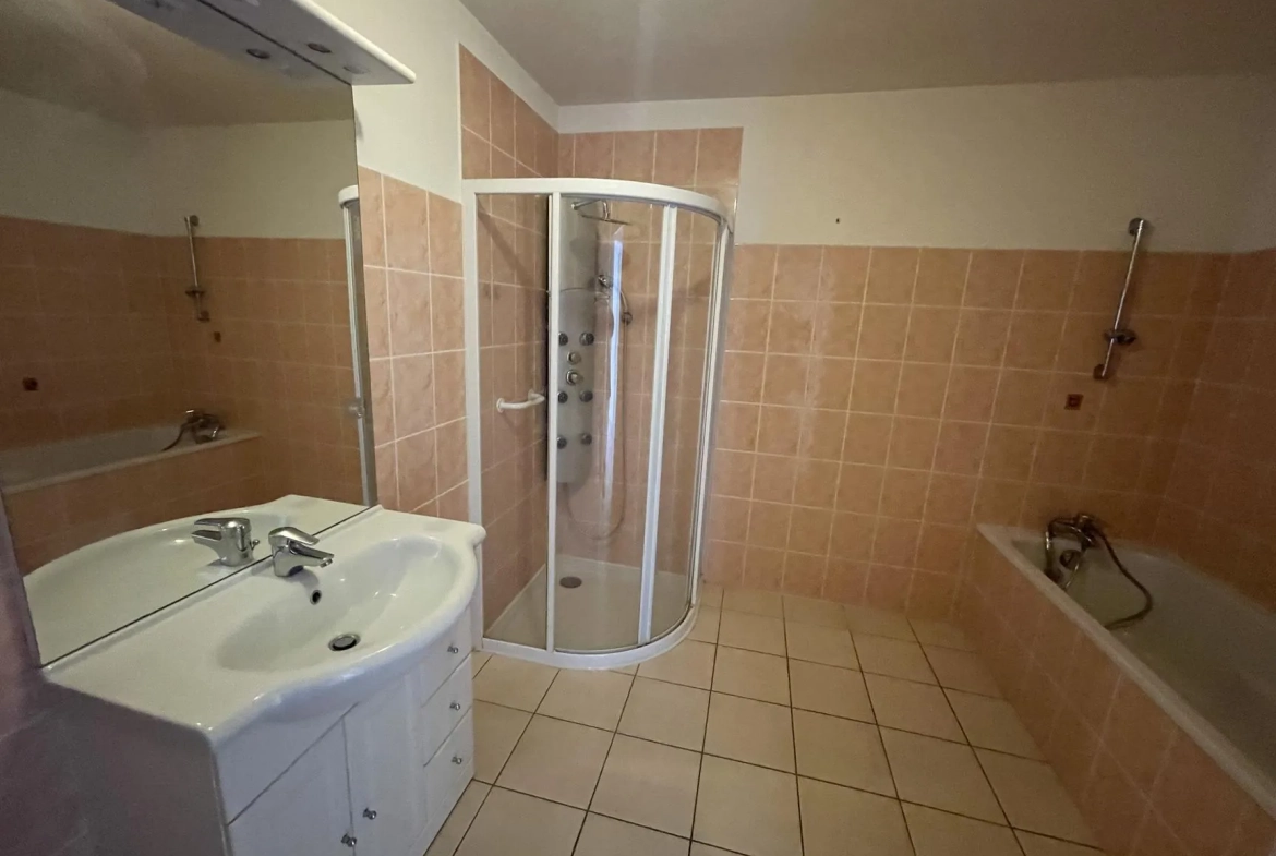 Appartement T5 avec terrasse, garage et ascenseur à Golbey - Prix 218 000 € 