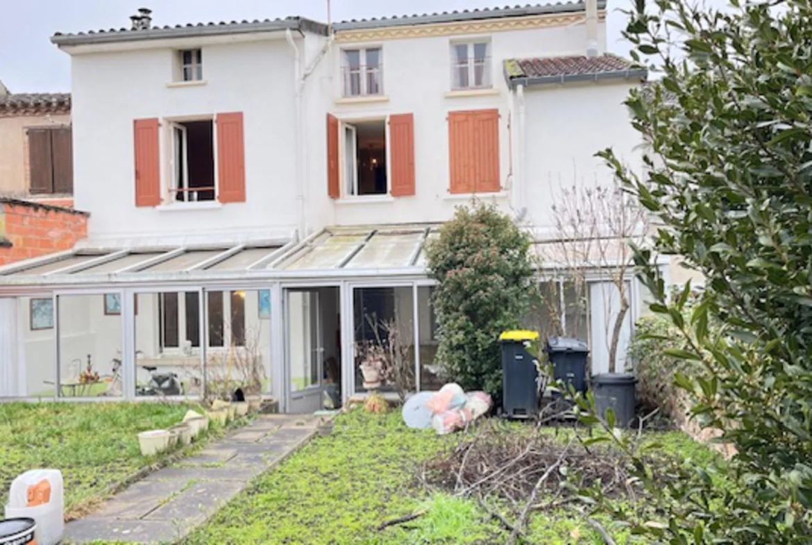 Maison lumineuse à Carmaux avec 4 chambres et jardin, proche commerces 