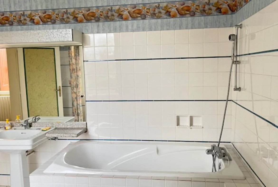Maison lumineuse à Carmaux avec 4 chambres et jardin, proche commerces 