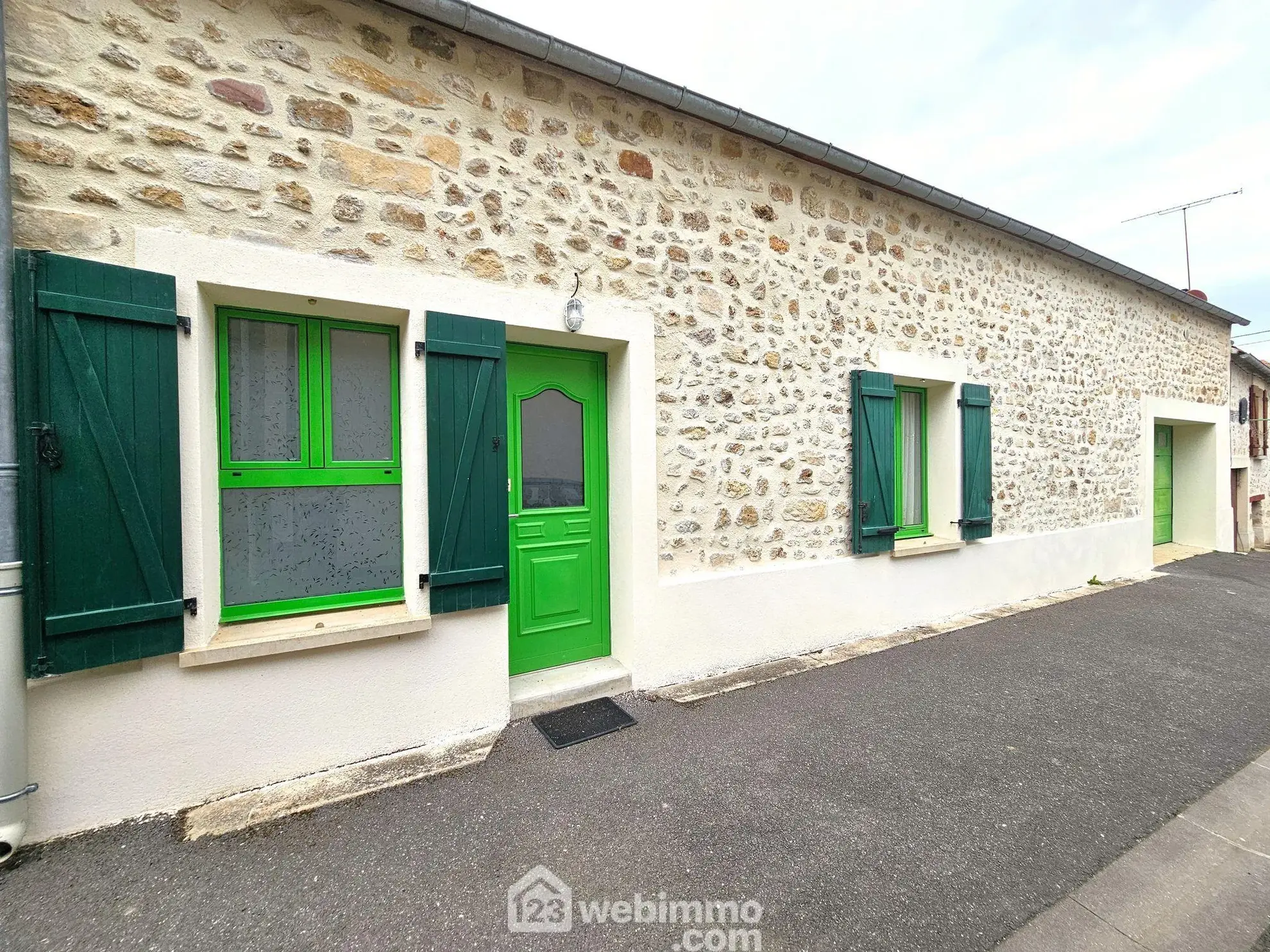 Belle maison en pierre de 100 m² à Thoury-Férottes avec garage et 4 chambres 