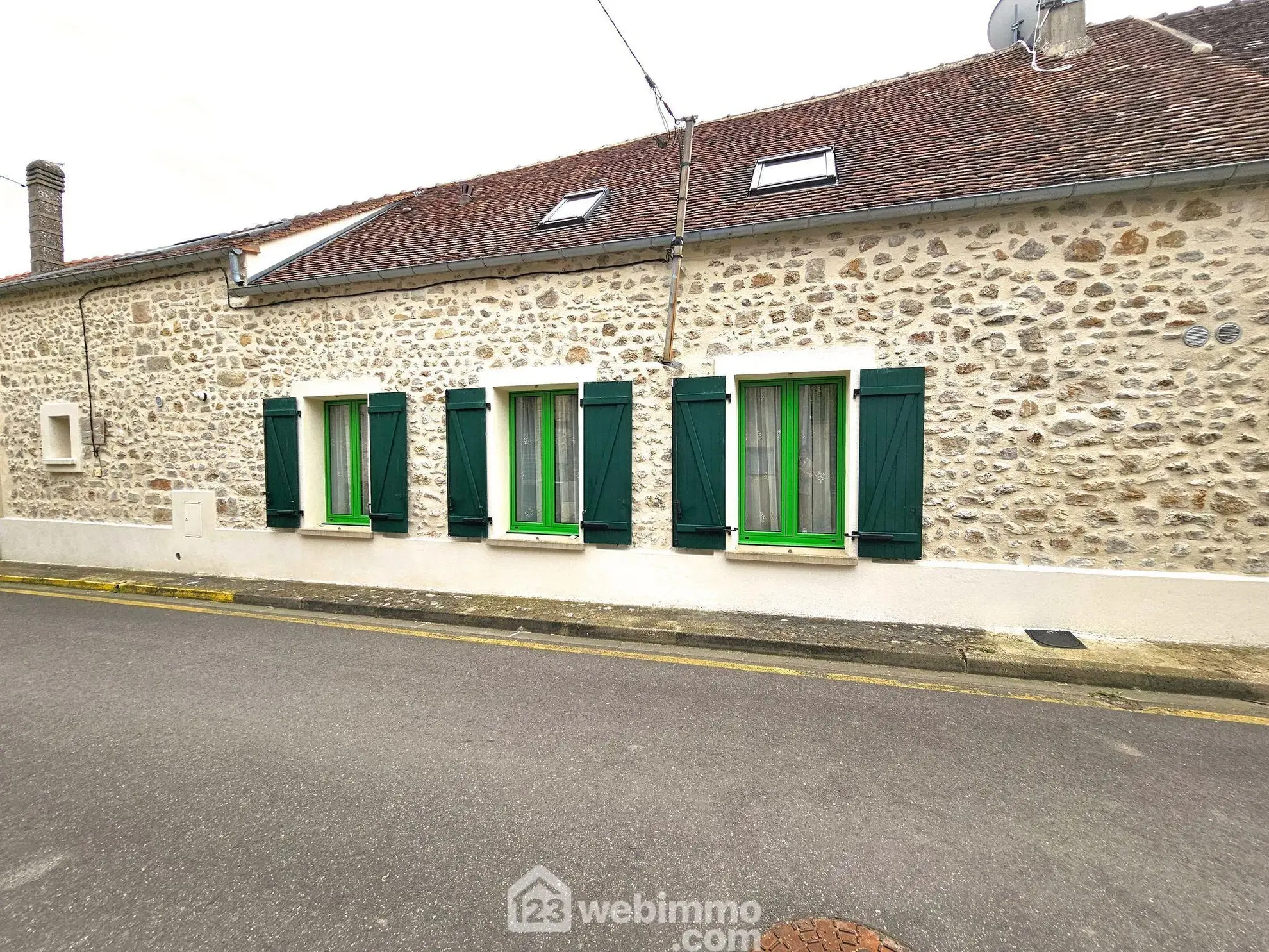 Belle maison en pierre de 100 m² à Thoury-Férottes avec garage et 4 chambres 