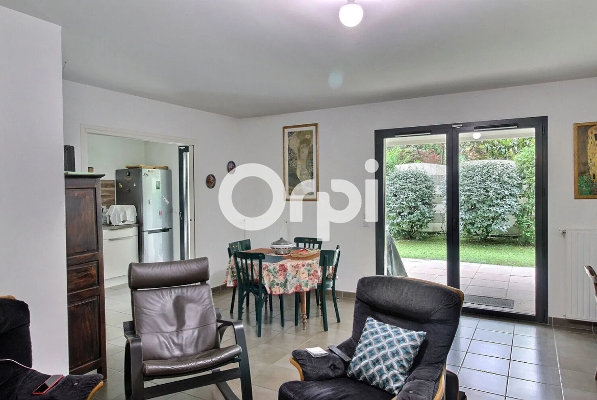 Appartement loué avec terrasse, parking et cave à Pau - Opportunité d'investissement 