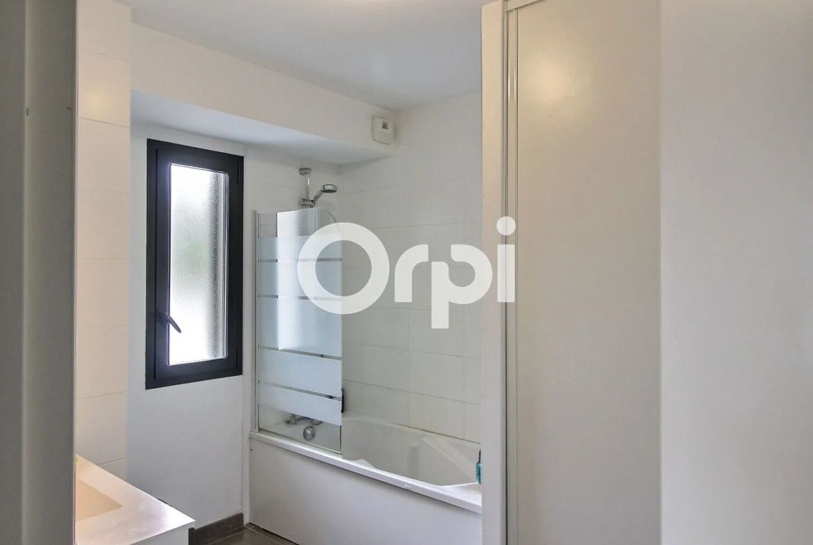 Appartement loué avec terrasse, parking et cave à Pau - Opportunité d'investissement 