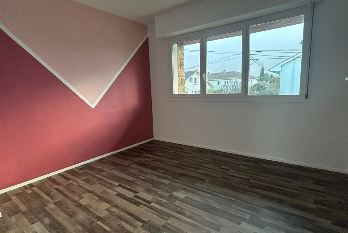Villa T5 à Pau proche Morlaas, rénovée avec jardins privatifs et garage 