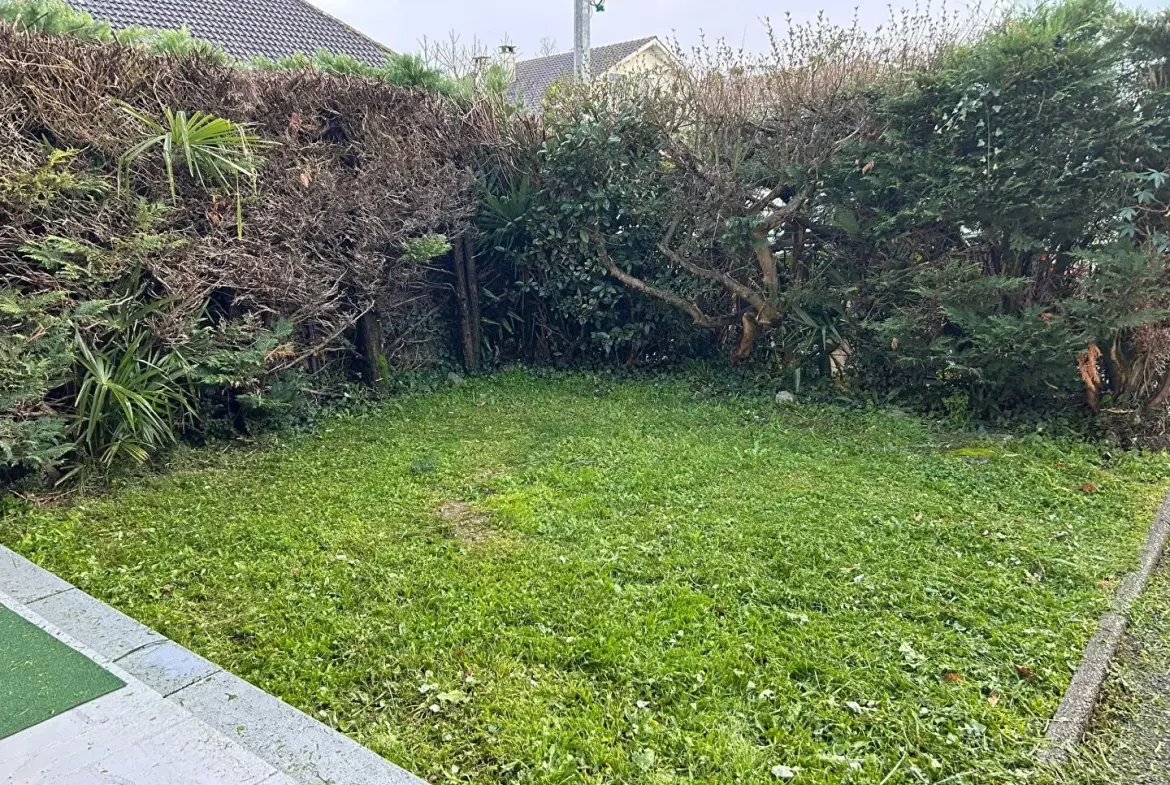 Villa T5 à Pau proche Morlaas, rénovée avec jardins privatifs et garage 