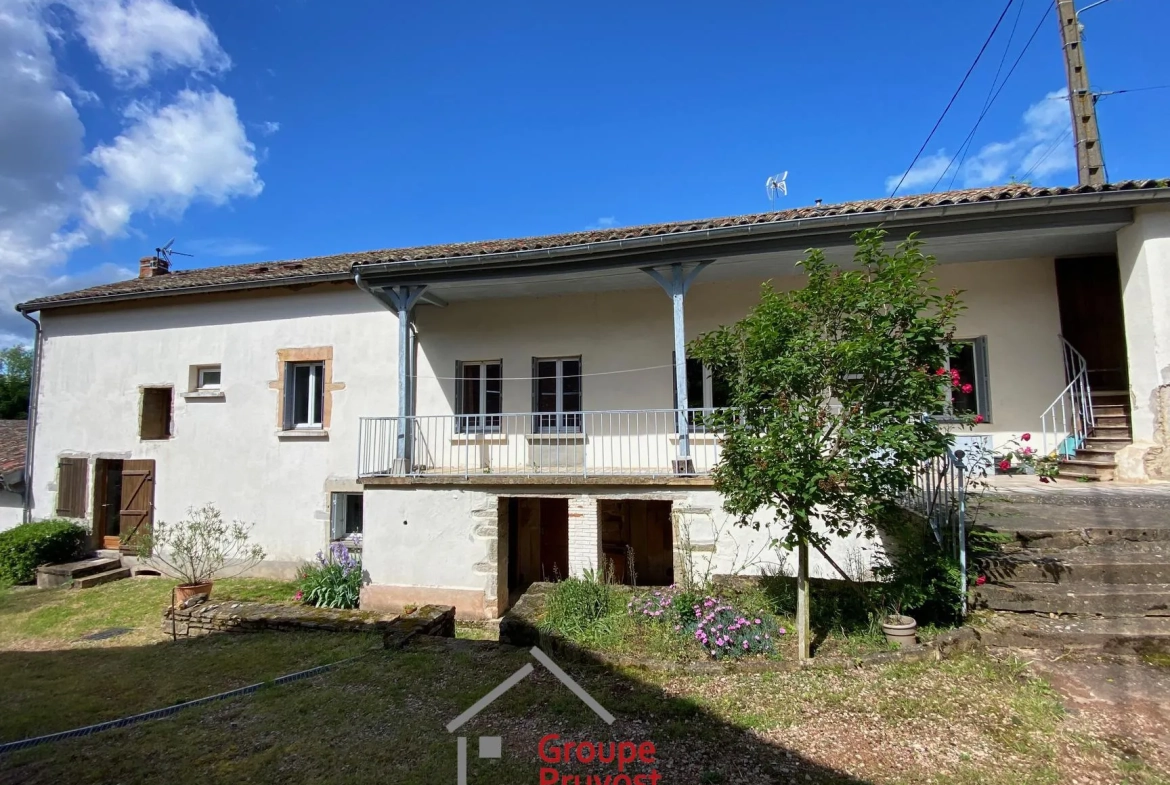 Maison de village en pierre de 180 m² avec terrain à Cluny 