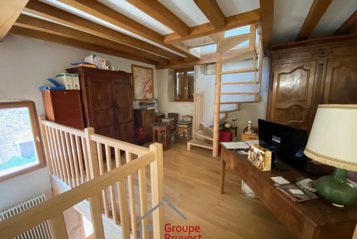 Maison de village en pierre de 180 m² avec terrain à Cluny 