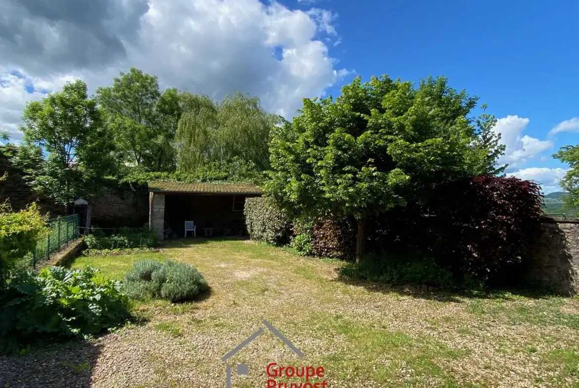 Maison de village en pierre de 180 m² avec terrain à Cluny 