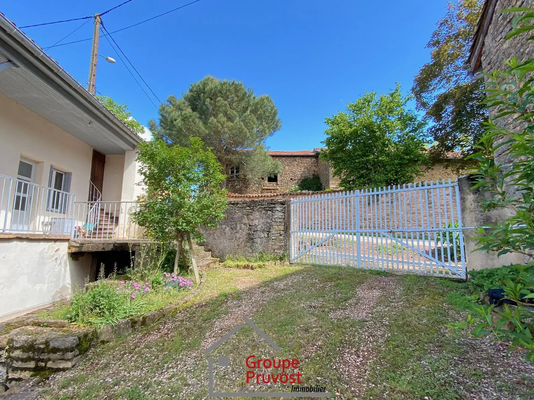 Maison de village en pierre de 180 m² avec terrain à Cluny 