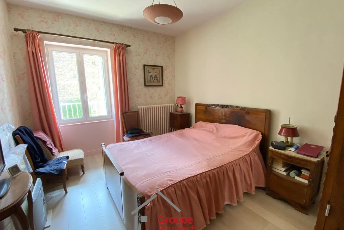 Maison de village en pierre de 180 m² avec terrain à Cluny 