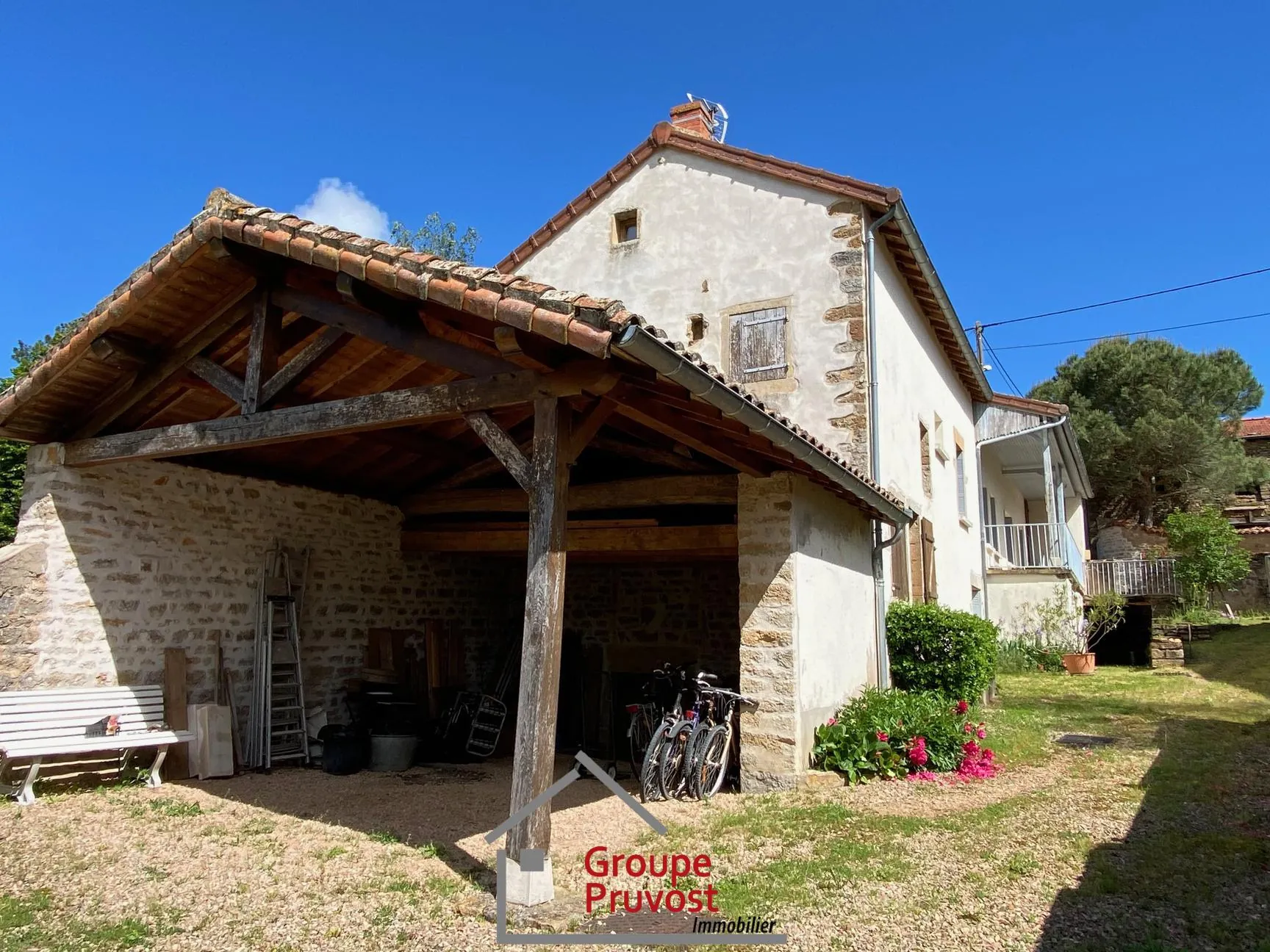 Maison de village en pierre de 180 m² avec terrain à Cluny 