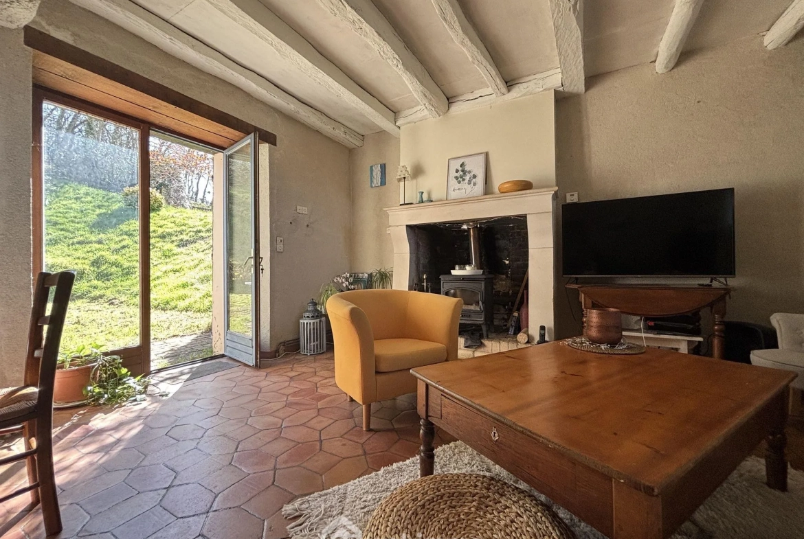 Maison en pierre avec extension à Colombiers - 107 m², 3 chambres, garage, terrain boisé 