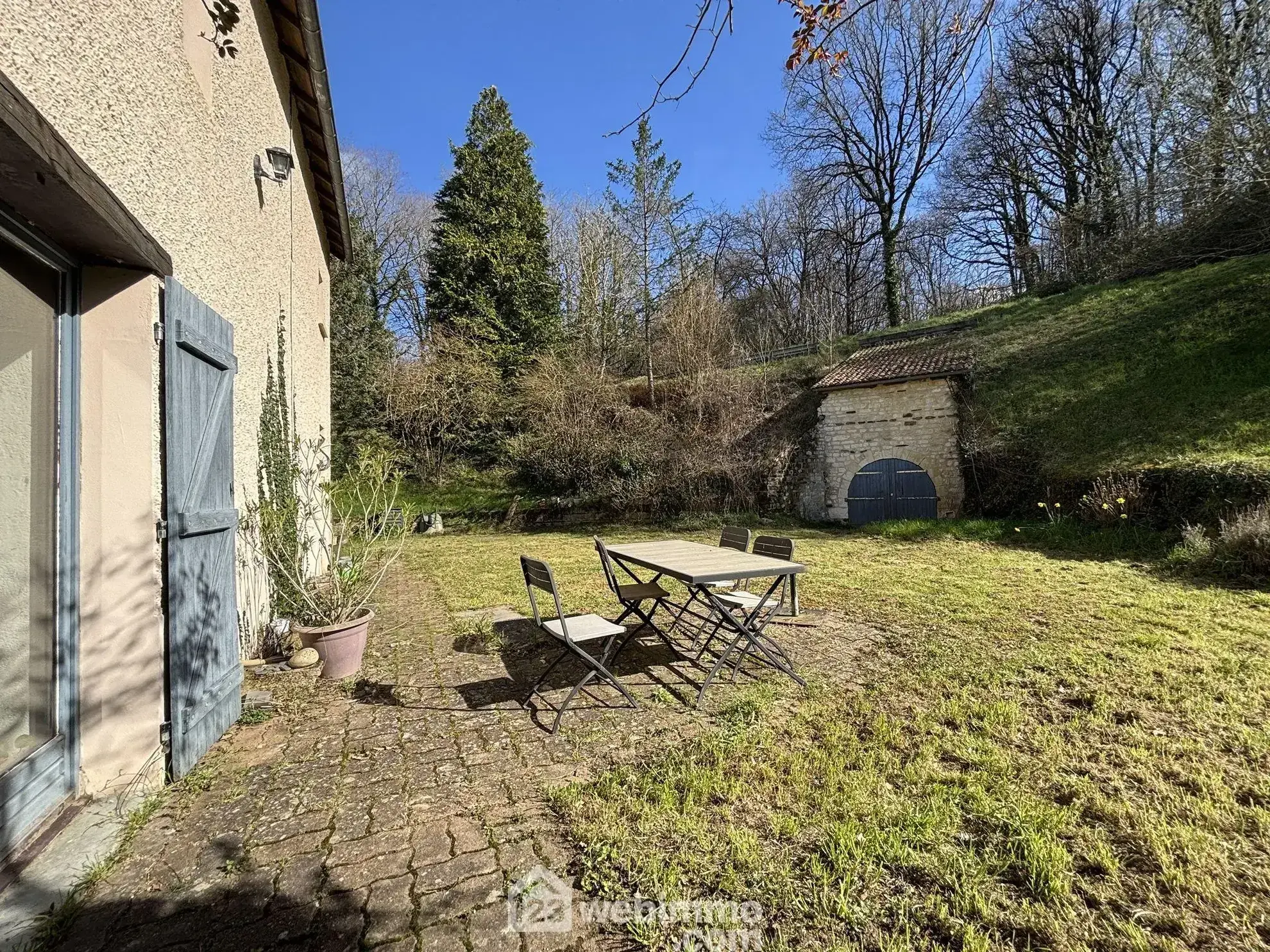 Maison en pierre avec extension à Colombiers - 107 m², 3 chambres, garage, terrain boisé 