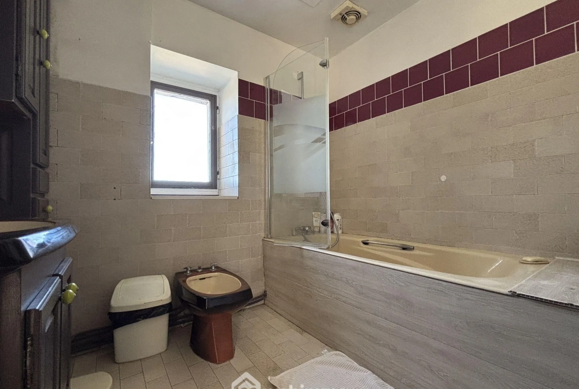 Maison en pierre avec extension à Colombiers - 107 m², 3 chambres, garage, terrain boisé 