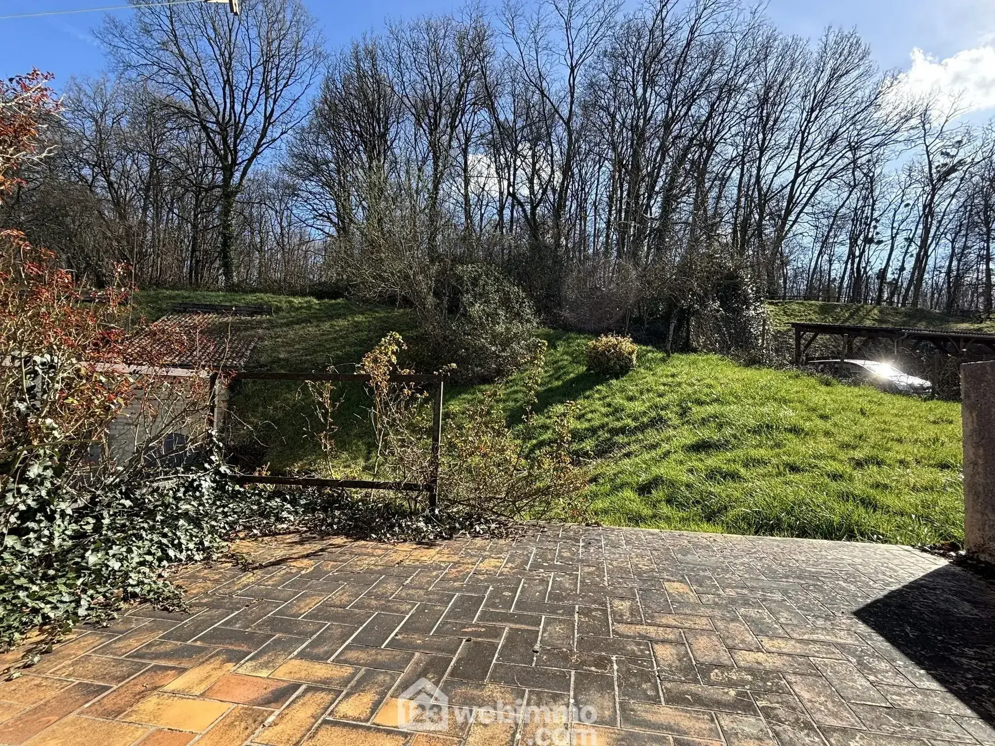 Maison en pierre avec extension à Colombiers - 107 m², 3 chambres, garage, terrain boisé 