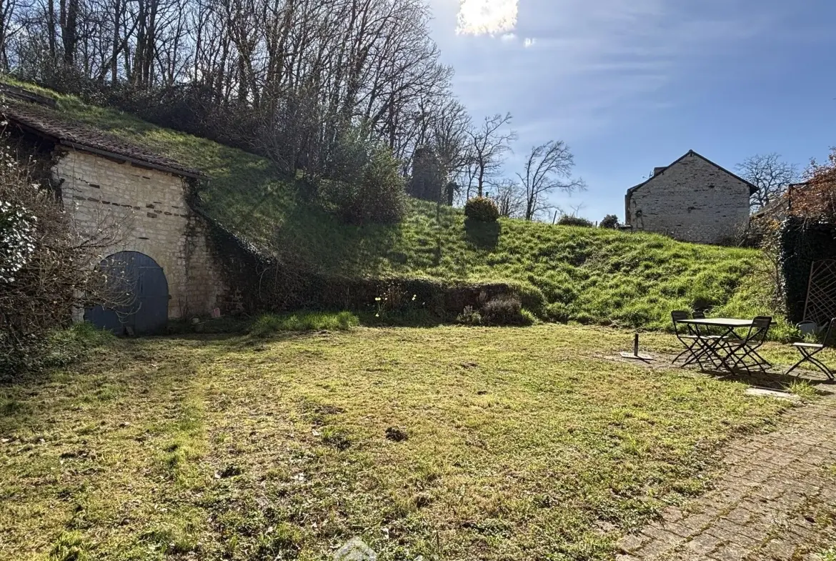 Maison en pierre avec extension à Colombiers - 107 m², 3 chambres, garage, terrain boisé 