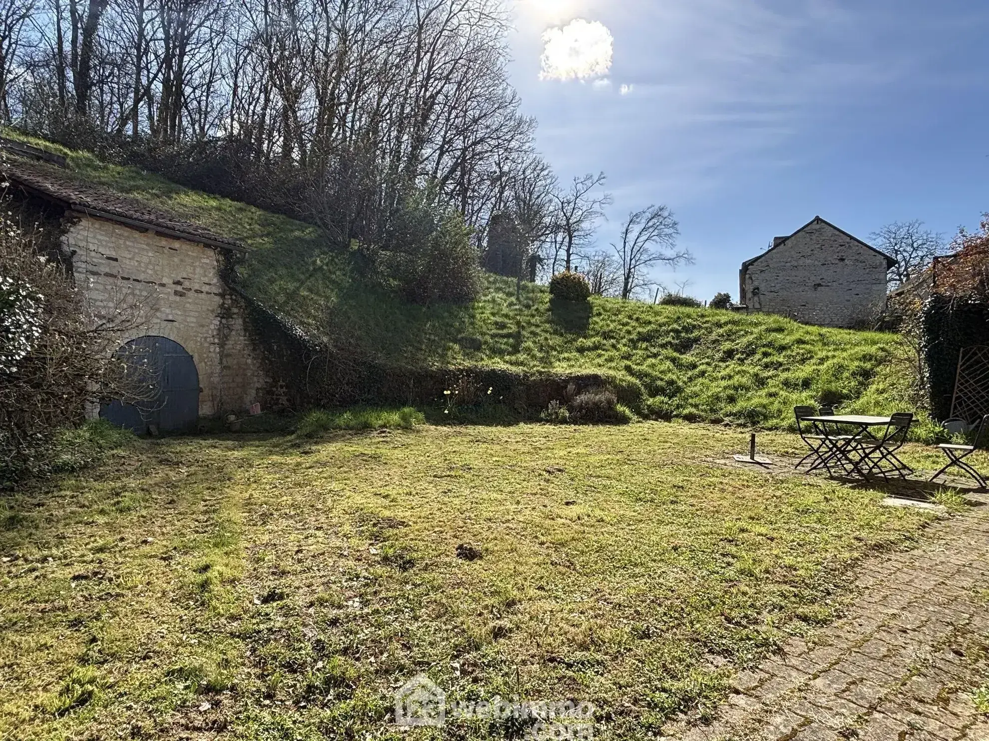 Maison en pierre avec extension à Colombiers - 107 m², 3 chambres, garage, terrain boisé 