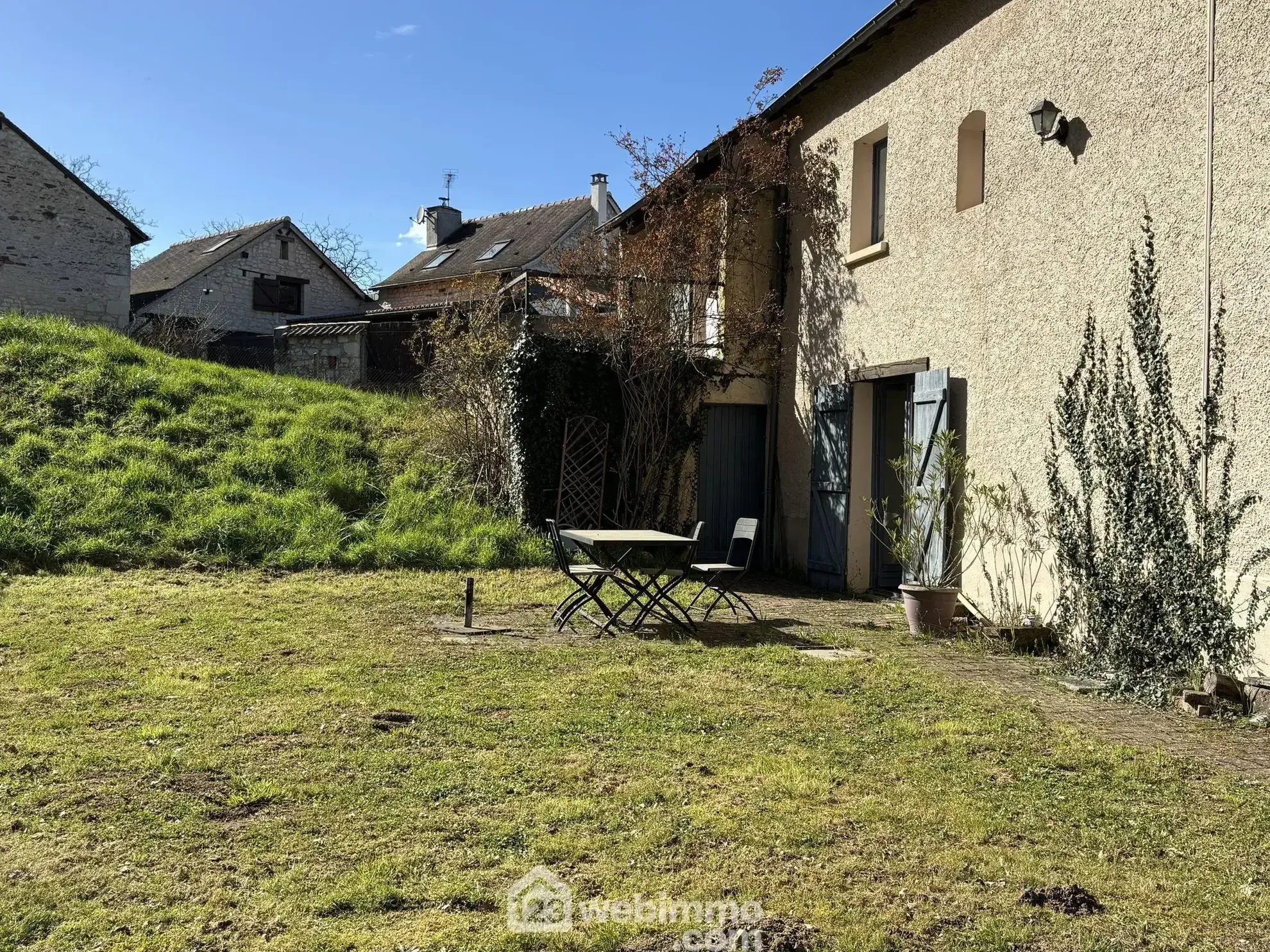 Maison en pierre avec extension à Colombiers - 107 m², 3 chambres, garage, terrain boisé 