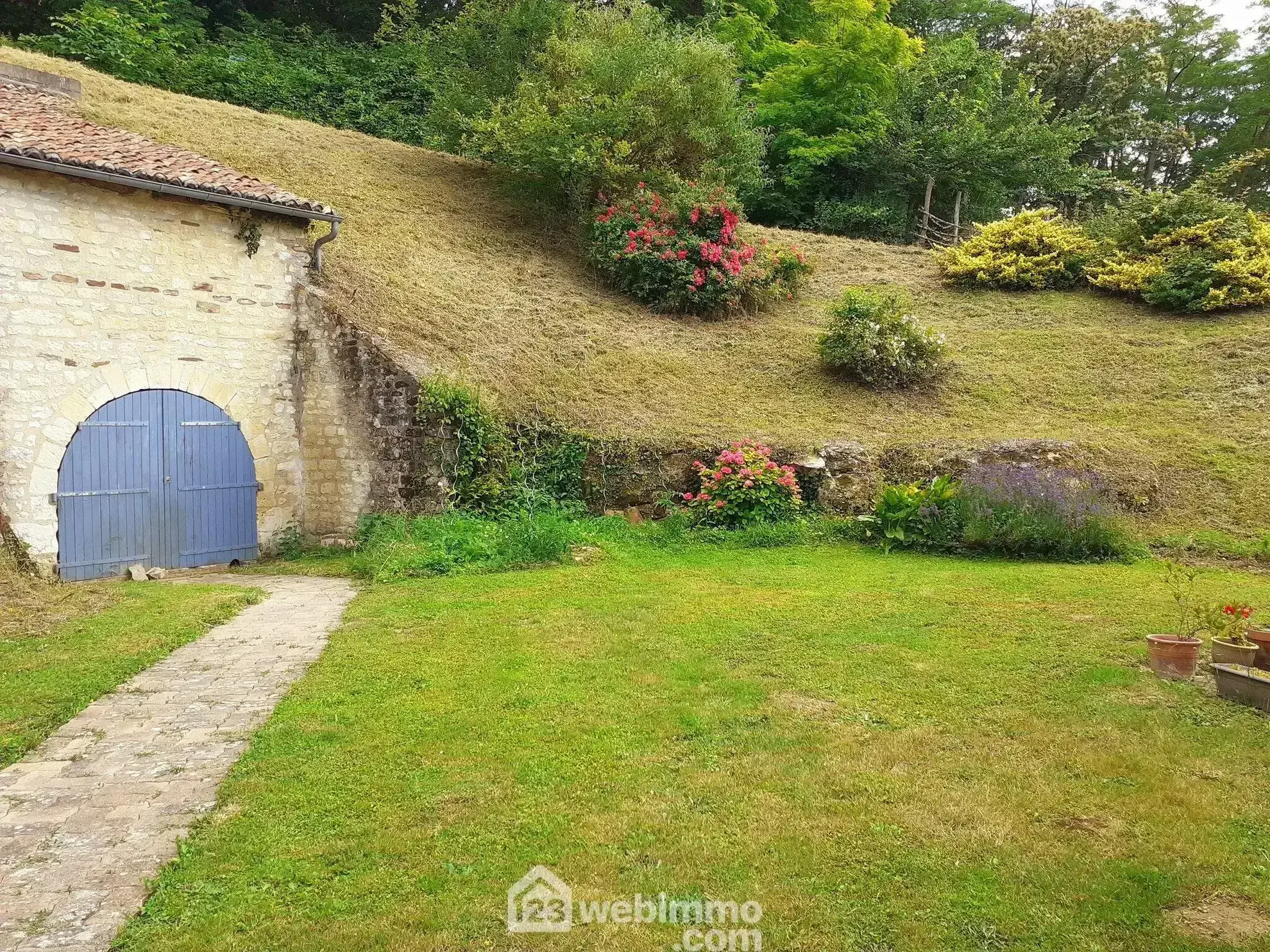 Maison en pierre avec extension à Colombiers - 107 m², 3 chambres, garage, terrain boisé 