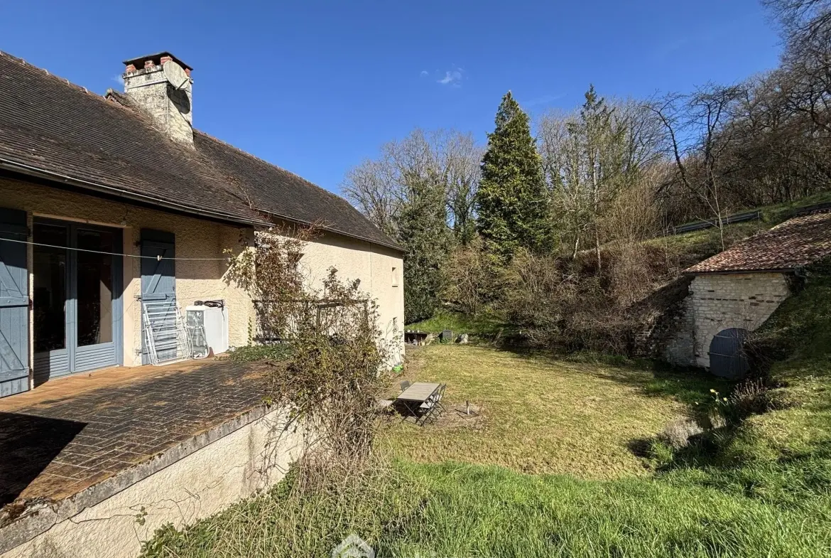 Maison en pierre avec extension à Colombiers - 107 m², 3 chambres, garage, terrain boisé 