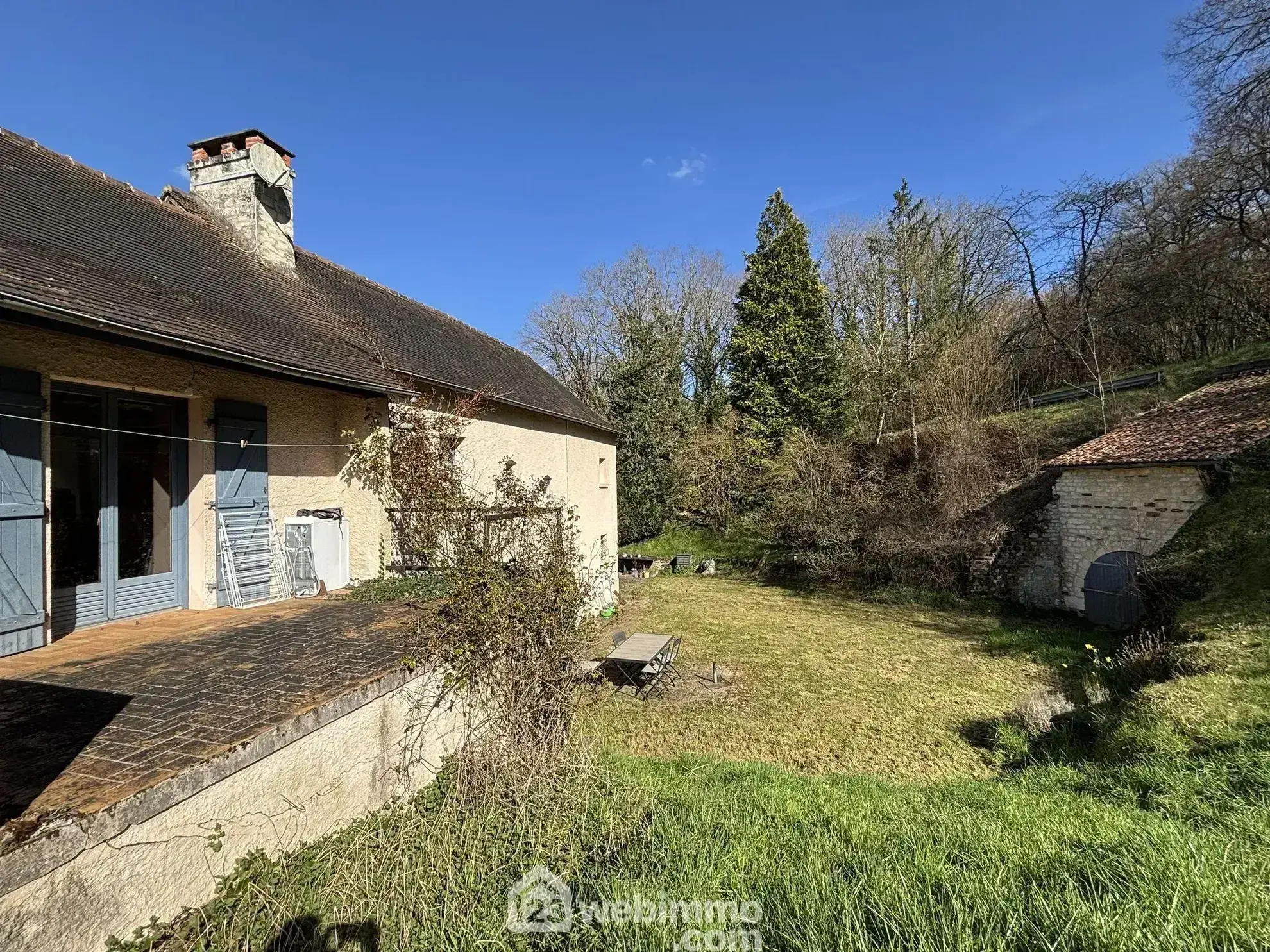 Maison en pierre avec extension à Colombiers - 107 m², 3 chambres, garage, terrain boisé 