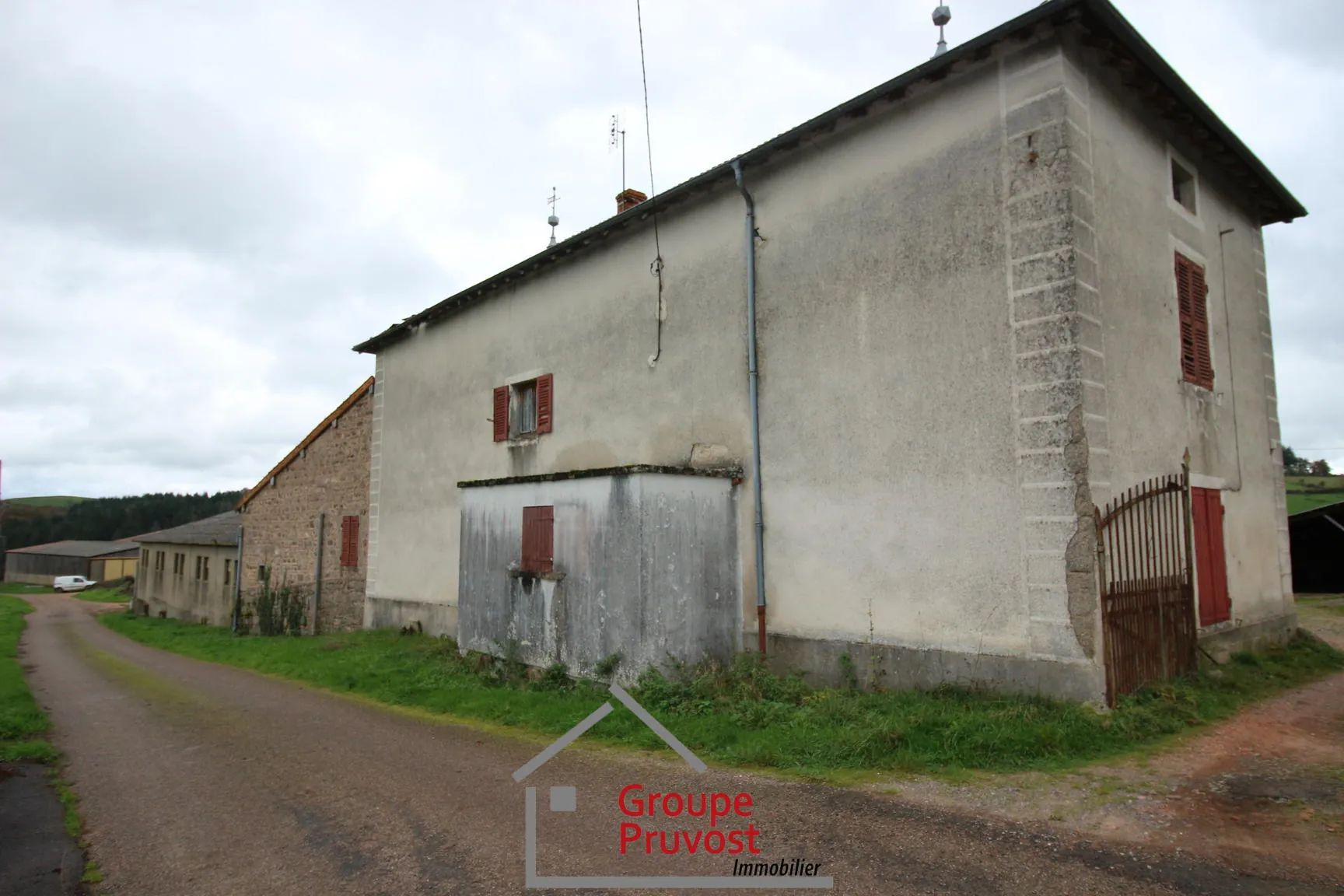Ferme à rénover de 173 m² avec dépendances à Dompierre-les-Ormes 