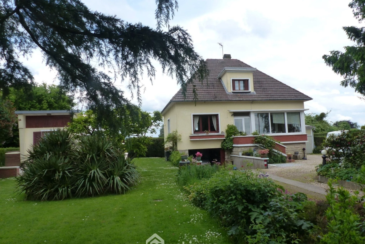 Maison à vendre de 142 m² à Saint-Jacques-sur-Darnétal avec dépendances et grand terrain 