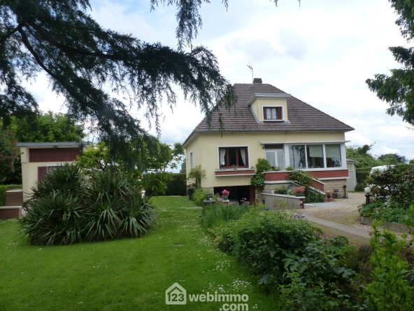 Maison à vendre de 142 m² à Saint-Jacques-sur-Darnétal avec dépendances et grand terrain