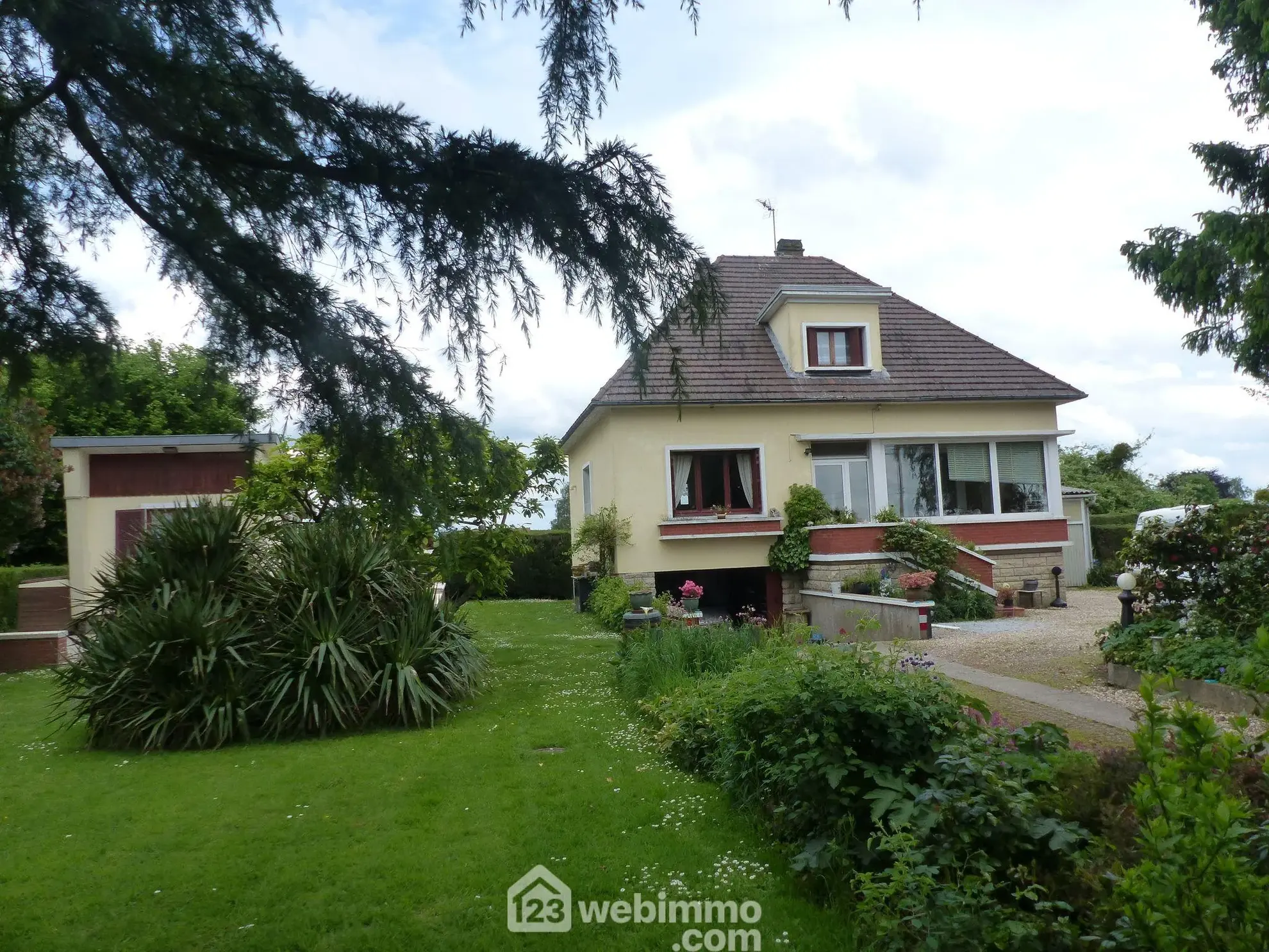 Maison à vendre de 142 m² à Saint-Jacques-sur-Darnétal avec dépendances et grand terrain 