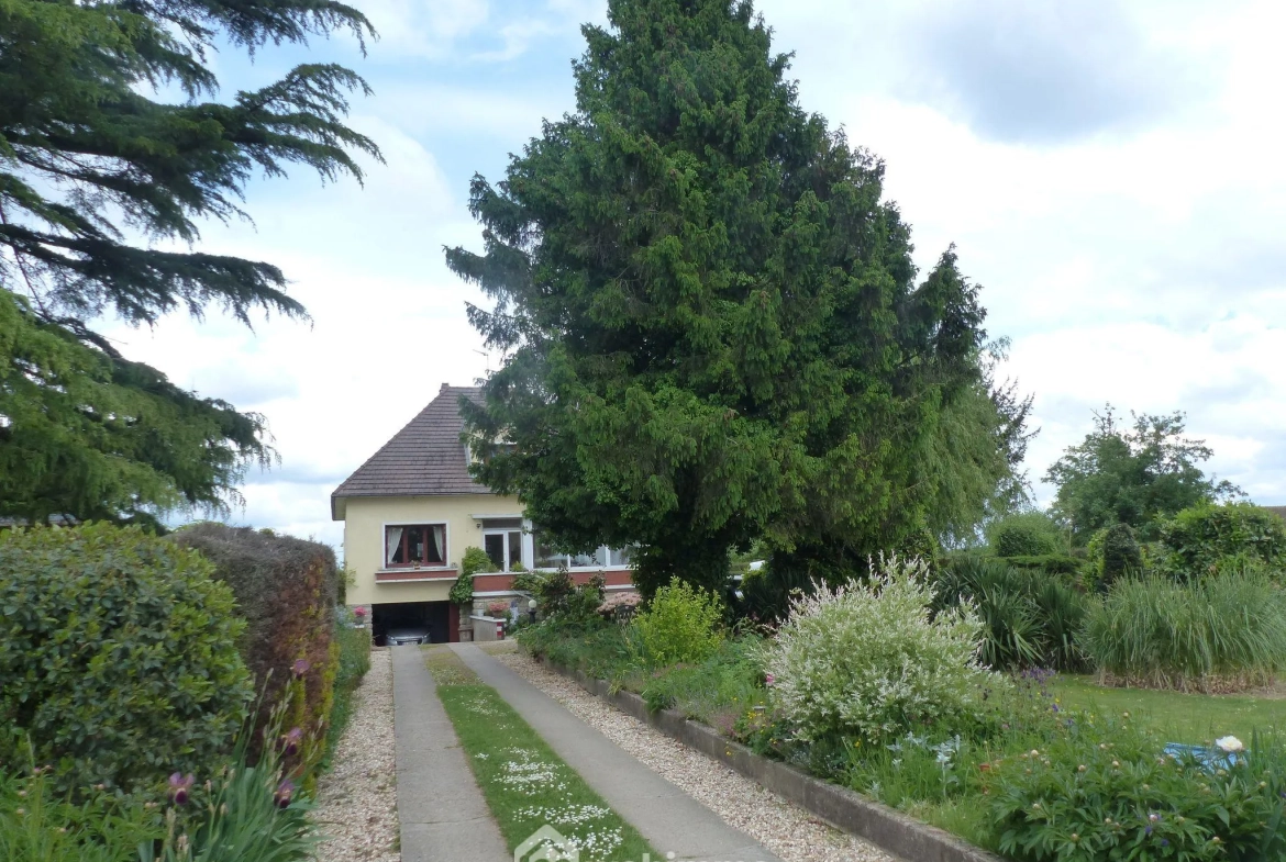 Maison à vendre de 142 m² à Saint-Jacques-sur-Darnétal avec dépendances et grand terrain 