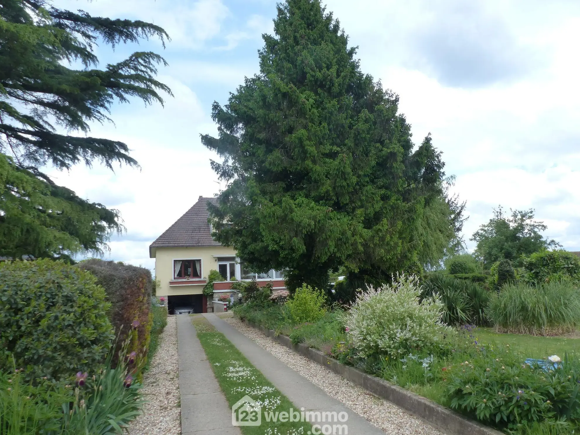 Maison à vendre de 142 m² à Saint-Jacques-sur-Darnétal avec dépendances et grand terrain 