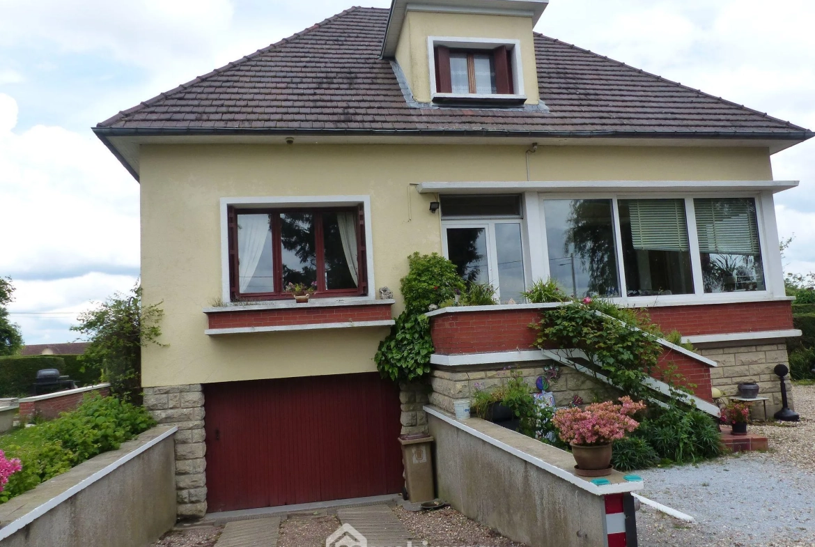 Maison à vendre de 142 m² à Saint-Jacques-sur-Darnétal avec dépendances et grand terrain 