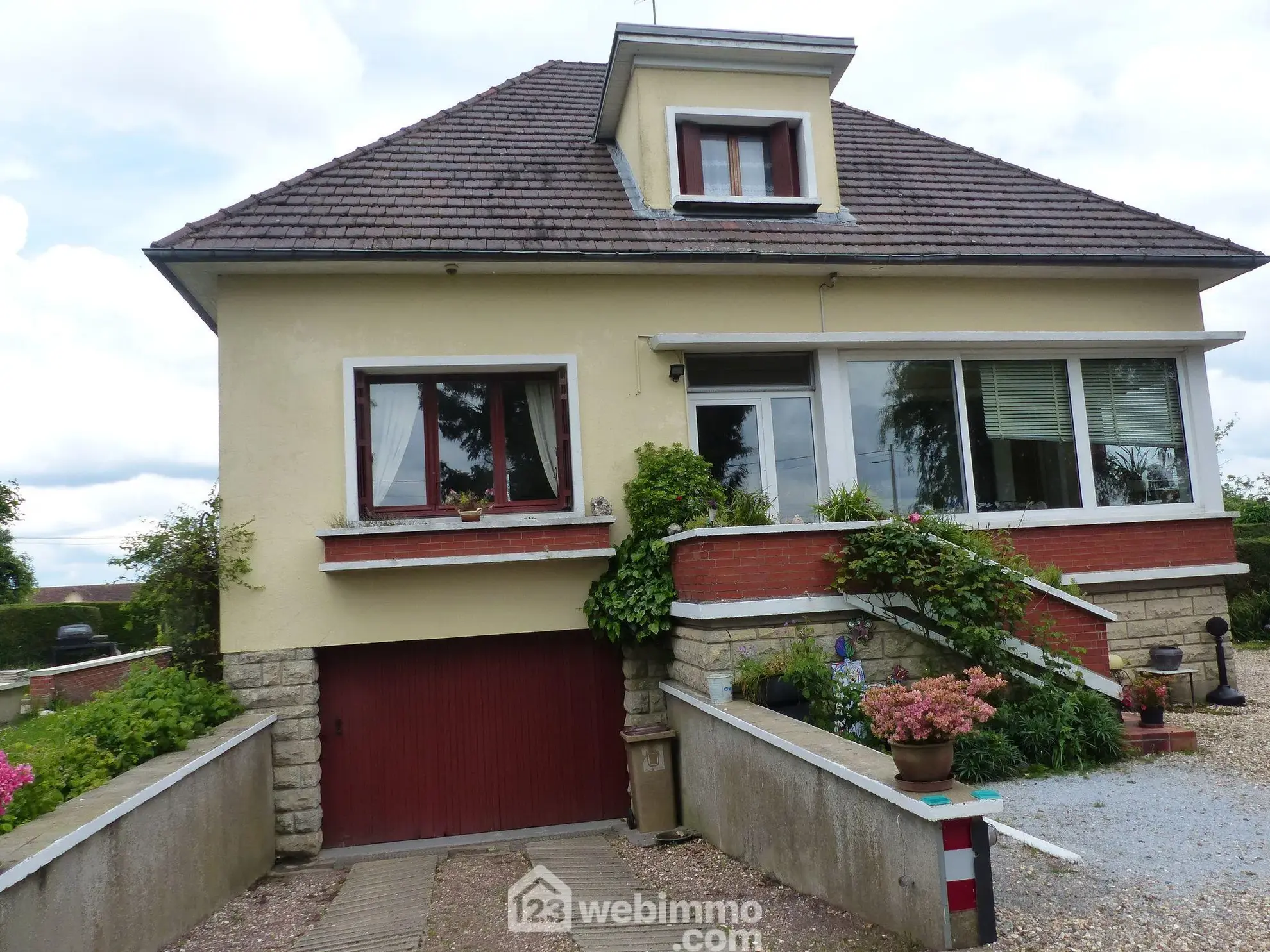 Maison à vendre de 142 m² à Saint-Jacques-sur-Darnétal avec dépendances et grand terrain 