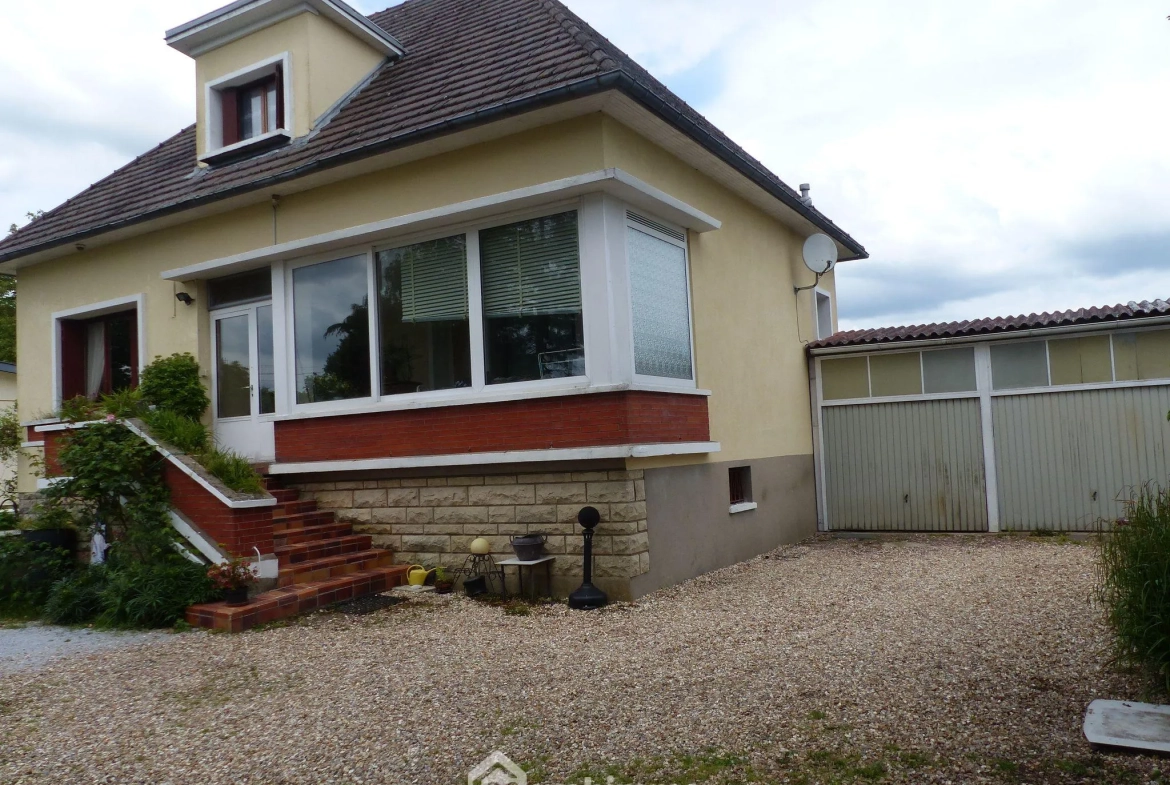 Maison à vendre de 142 m² à Saint-Jacques-sur-Darnétal avec dépendances et grand terrain 
