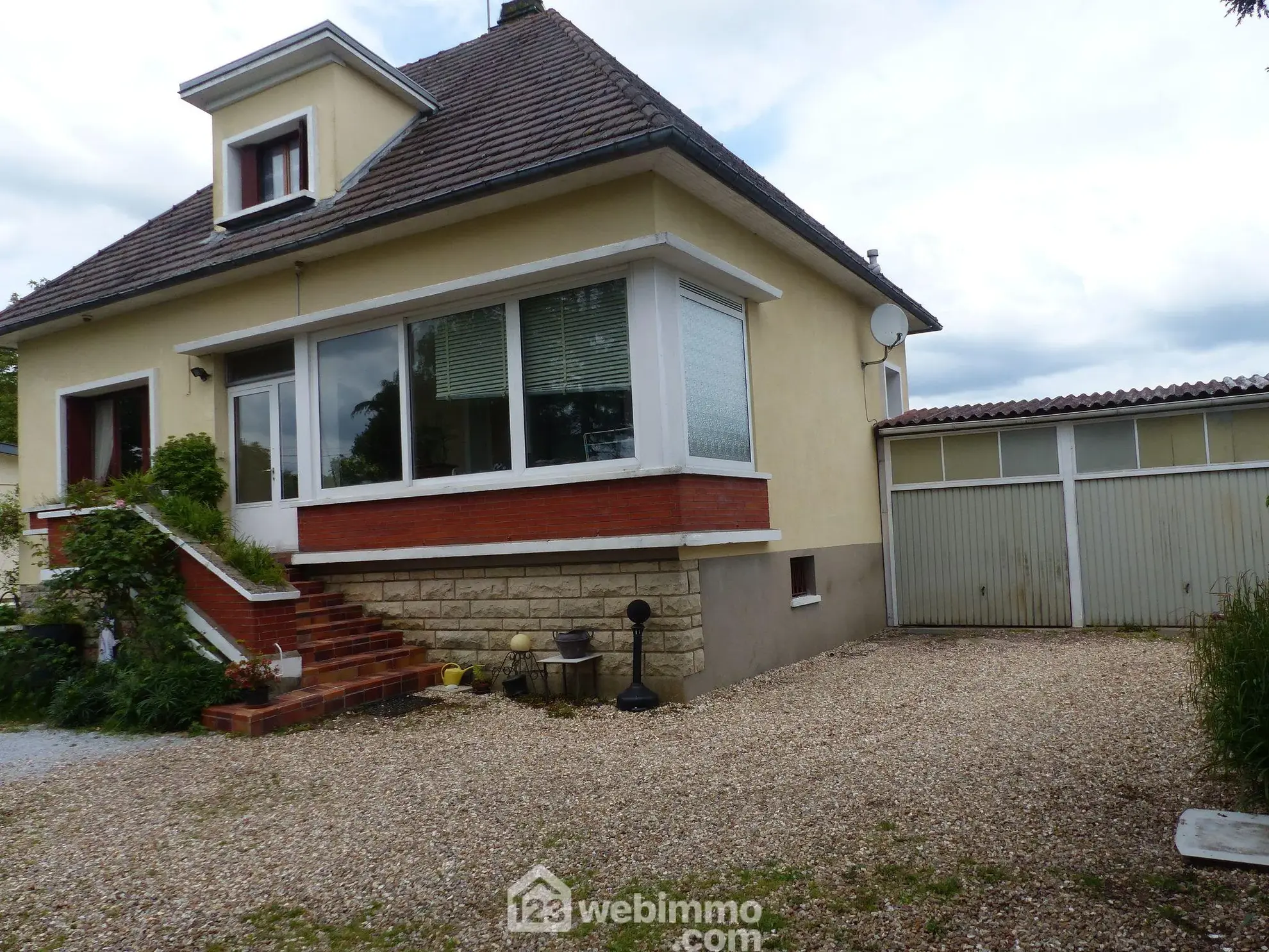 Maison à vendre de 142 m² à Saint-Jacques-sur-Darnétal avec dépendances et grand terrain 